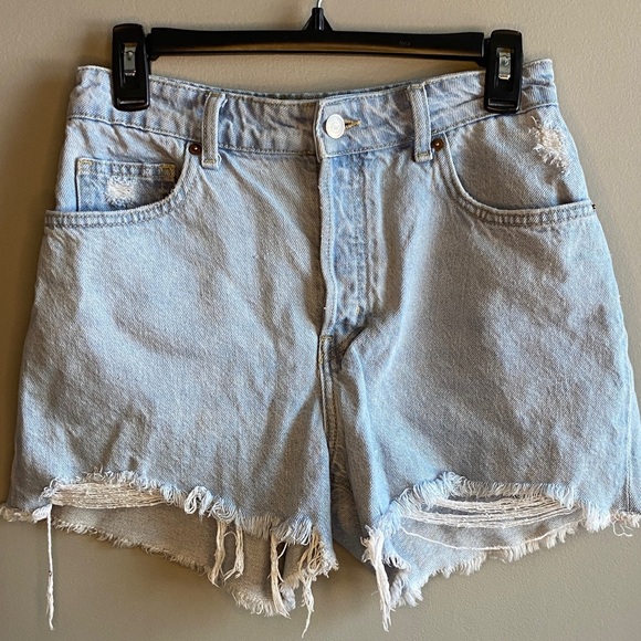 H&M Light Wash Distressed Denim Shorts (Size 6) - Picture 1 of 6